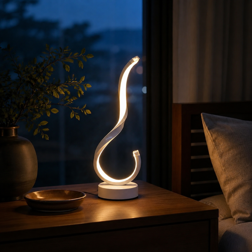 Lámpara LED Bucle blanca encendida en una mesa auxiliar